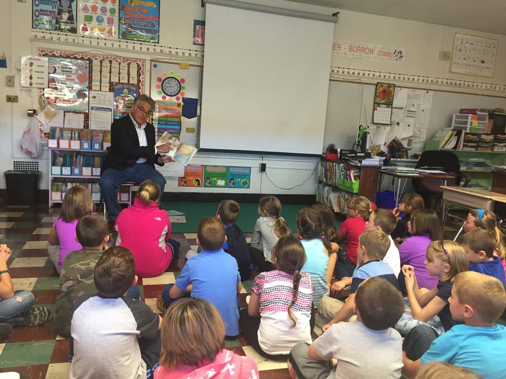 Assemblyman Stirpe reads to 2nd graders at Fabius Pompey Elementary School.