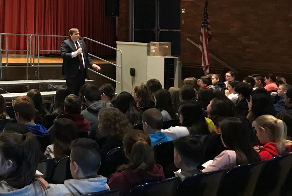 
Assemblyman Smith gives lesson on New York State Government to 7th and 8th grade students.
